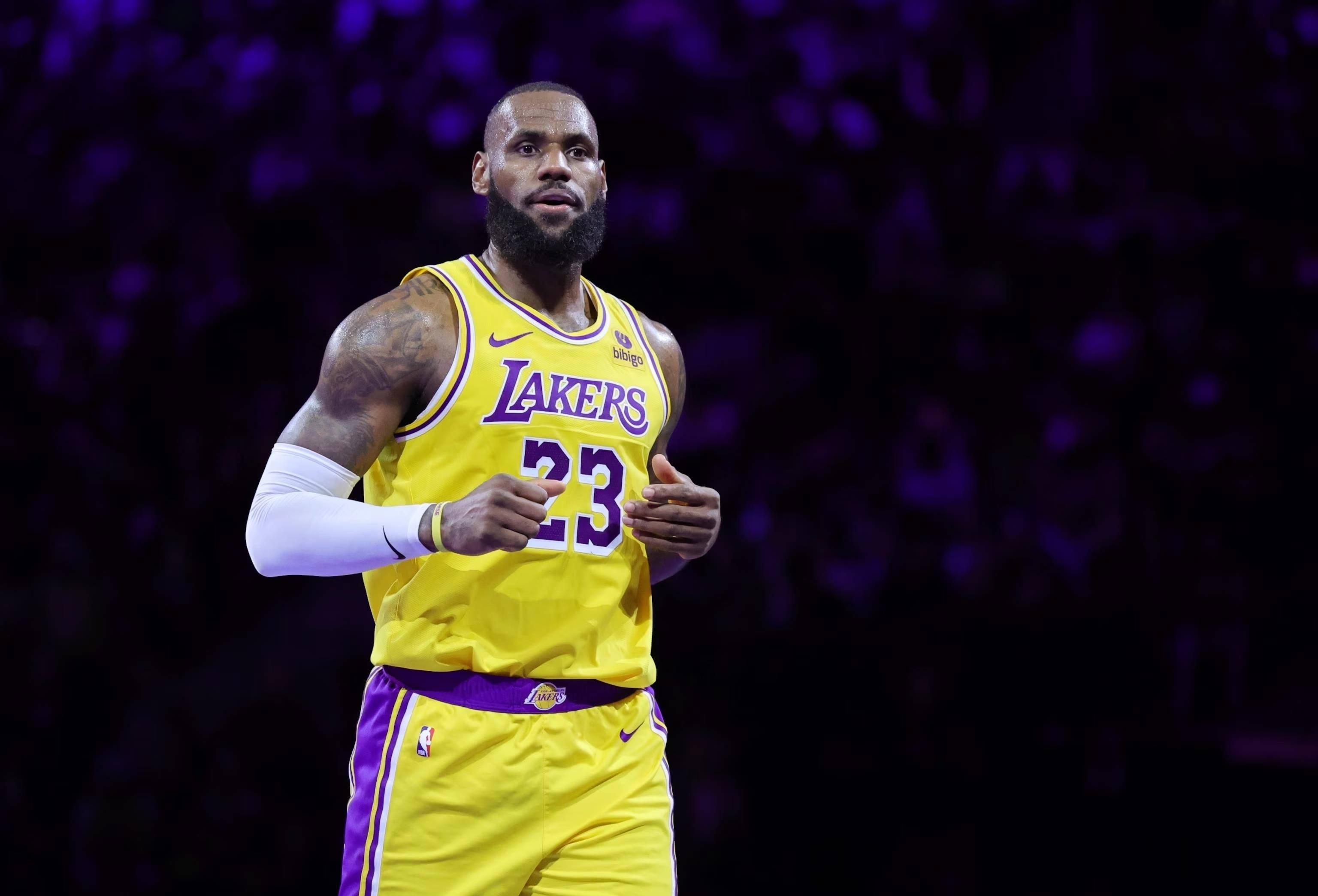 客场作战表现稳定 收获宝贵积分（客场稳健发挥 斩获关键积分）