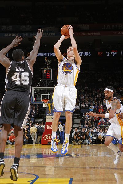 美媒：尼克斯补强瞄准迪温琴佐和阿尔瓦拉多，且已与对方球队接触（美媒：尼克斯将迪温琴佐与阿尔瓦拉多列为补强目标，已与其所属球队展开洽谈）