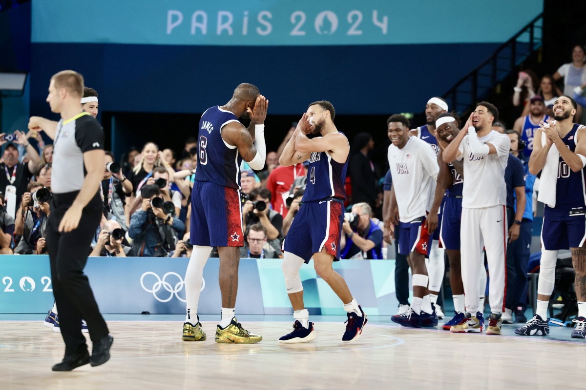 尤文航班延误，挪威当地球迷抓紧机会在机场与他们合影留念（尤文航班误点，挪威球迷趁机在机场与球员合影留念）